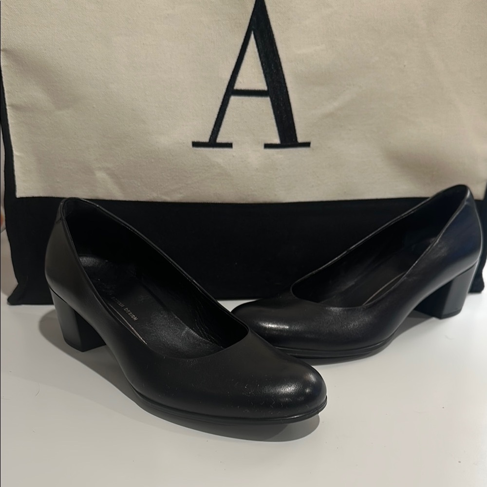ECCO black leather pumps EU 36 US 6